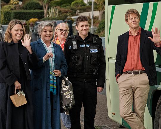 2026年英国电视剧《天堂岛之外第四季》 连载至第04集